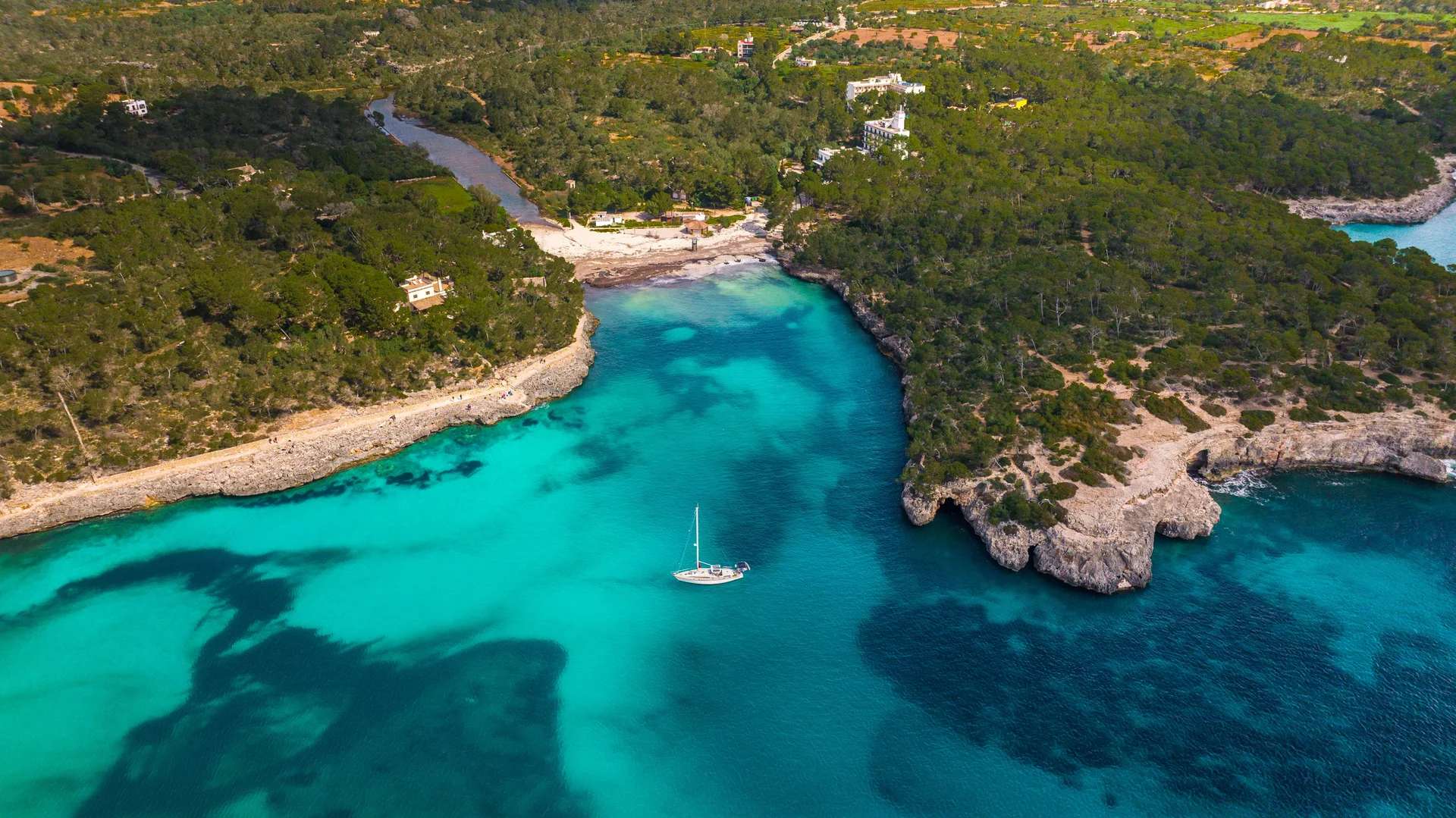 Vue aérienne d’une crique rocheuse aux eaux turquoise à Majorque