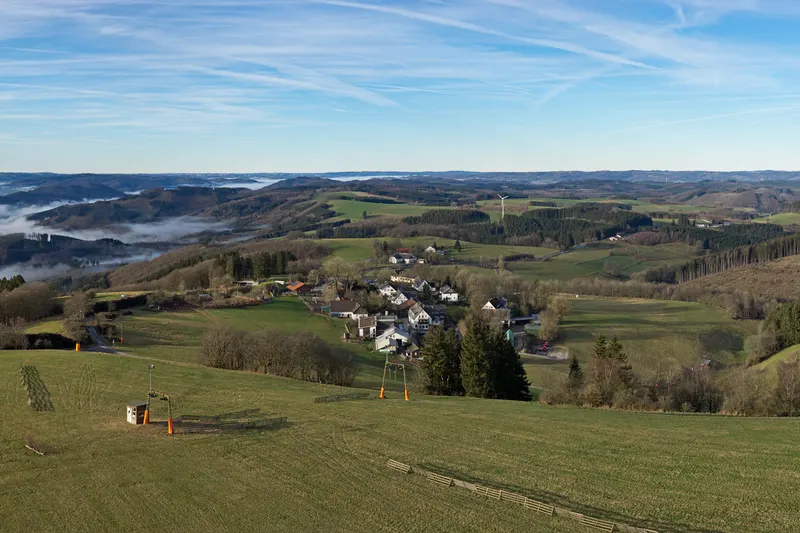 Wildewiese, dans les collines du Sauerland, avec un téléski sur la prairie et le village en contrebas