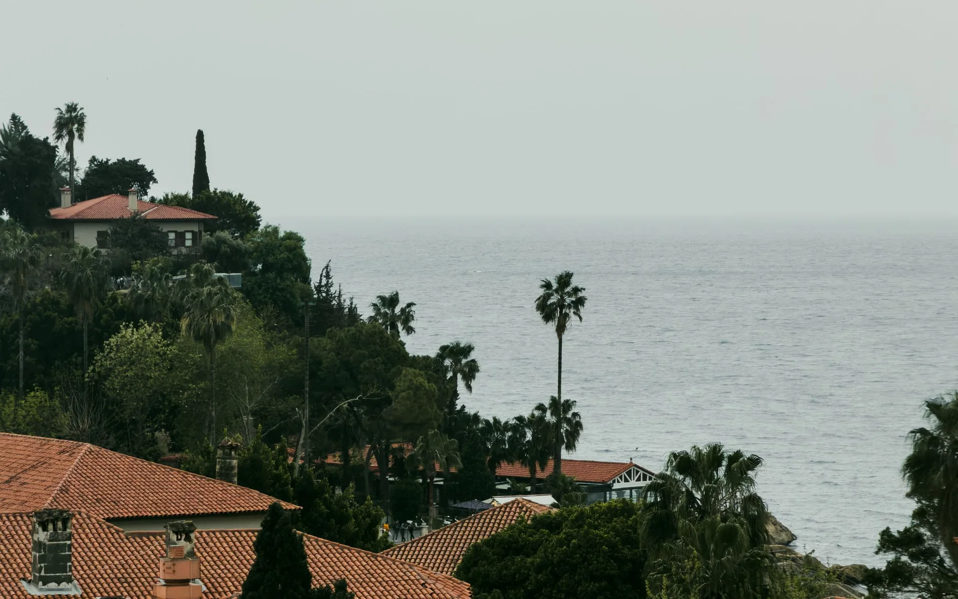 Les toits d'Antalya avec vue sur la Méditerranée