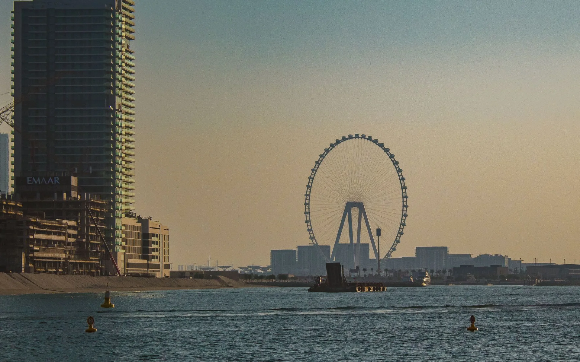 Skyline de Dubaï avec la grande roue au coucher du soleil