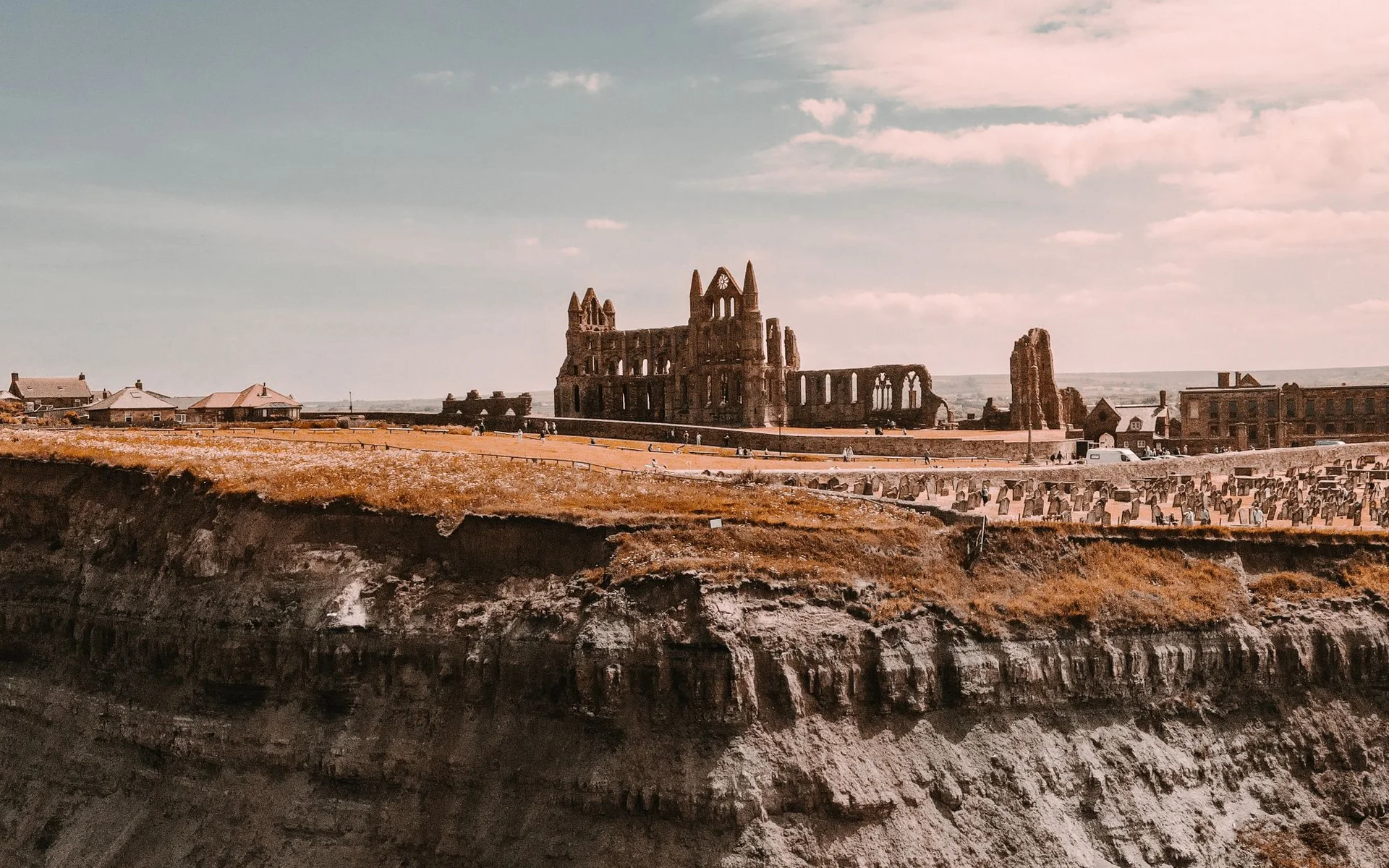 Les ruines de l'abbaye de Whitby surplombant la côte anglaise