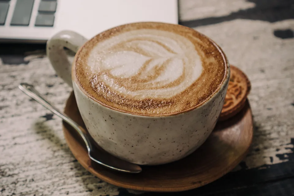 BookNoFees: Photo d’illustration : Cappuccino dans une tasse en céramique