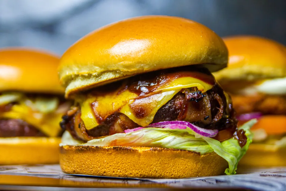 BookNoFees: Photo d’illustration : Cheeseburger à la laitue et à la tomate