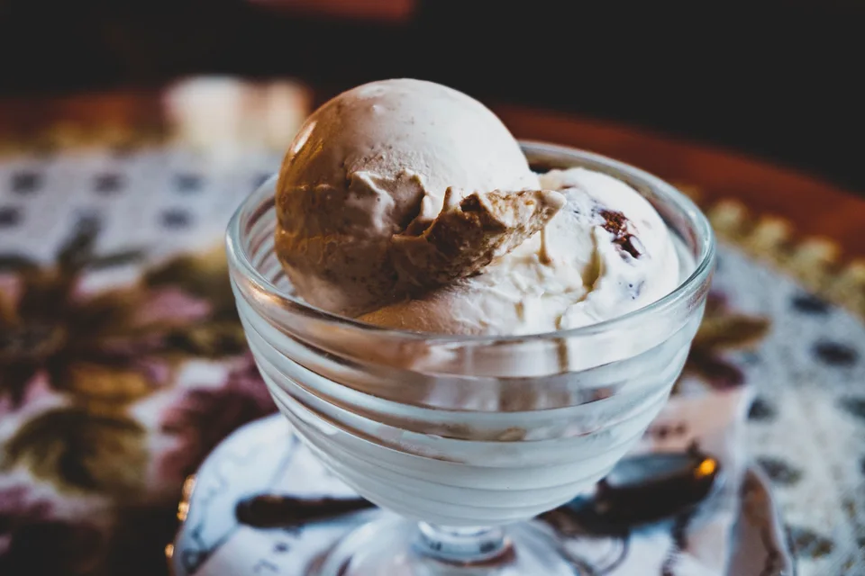 BookNoFees: Photo d’illustration : Glace dans un bol en verre
