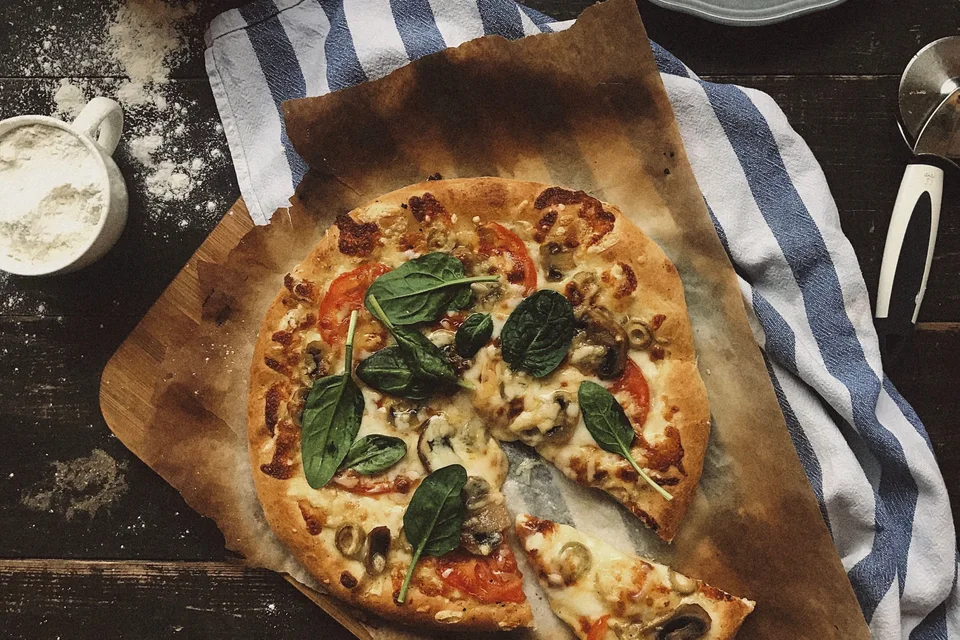 BookNoFees: Photo d’illustration : Pizza garnie de champignons et d’épinards